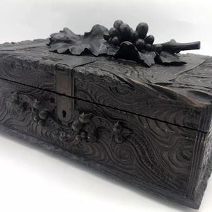 Grande boîte antique allemande de la forêt noire, sculpture en bois du milieu des années 1900