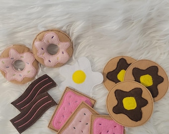 Viltspeelgoed: fantasieontbijt, spek, eieren, gebak, pannenkoeken, donuts