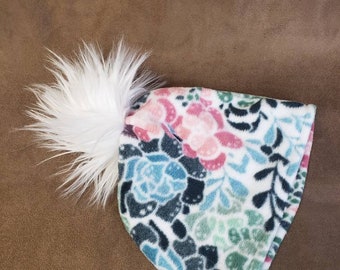 Gorro de bebé de polar hecho a mano con pompón de piel sintética