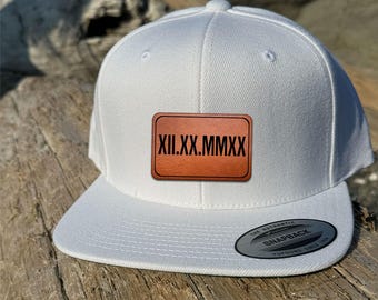 Gorra snapback personalizada con números romanos y parche de cuero, gorra para la fecha de la boda, gorra de aniversario para parejas, gorra para el novio de la fiesta de bodas, regalo para el esposo.