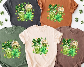 Camiseta de café con lazo y trébol de la suerte para amantes del café, ideal para el Día de San Patricio, regalo para el Día de San Patricio, regalo para el Día de Irlanda.