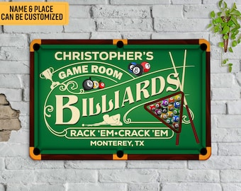Puede incluir: Un letrero rectangular con un diseño de mesa de billar verde. El letrero dice "CHRISTOPHER'S GAME ROOM BILLIARDS" con "RACK 'EM CRACK 'EM MONTEREY, TX" debajo. Tiene un marco marrón y una caja amarilla con el texto "NAME & PLACE CAN BE CUSTOMIZED".