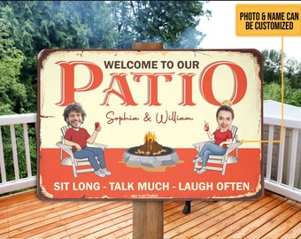 Letrero personalizado con foto y nombre para parejas: ¡Bienvenidos a nuestro patio! Letrero metálico decorativo para patio, regalo personalizado para parejas que disfrutan de una barbacoa o una bebida en el jardín. Decoración para patio.
