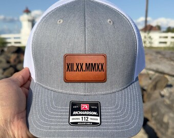 Gorra de camionero con parche de cuero grabado y números romanos personalizados, gorras de boda, gorra de aniversario para parejas, gorra de fiesta para el novio, regalo para el esposo.