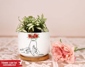 Personalized Holding Kid Hands Mom Plant Pot Grandma Flower Pot Mini Planter Plant Holder Custom Family Mother's Day Gift for Mom Mimi Nana