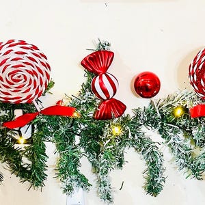 Gevlokte voorverlichte snoepkerstslinger