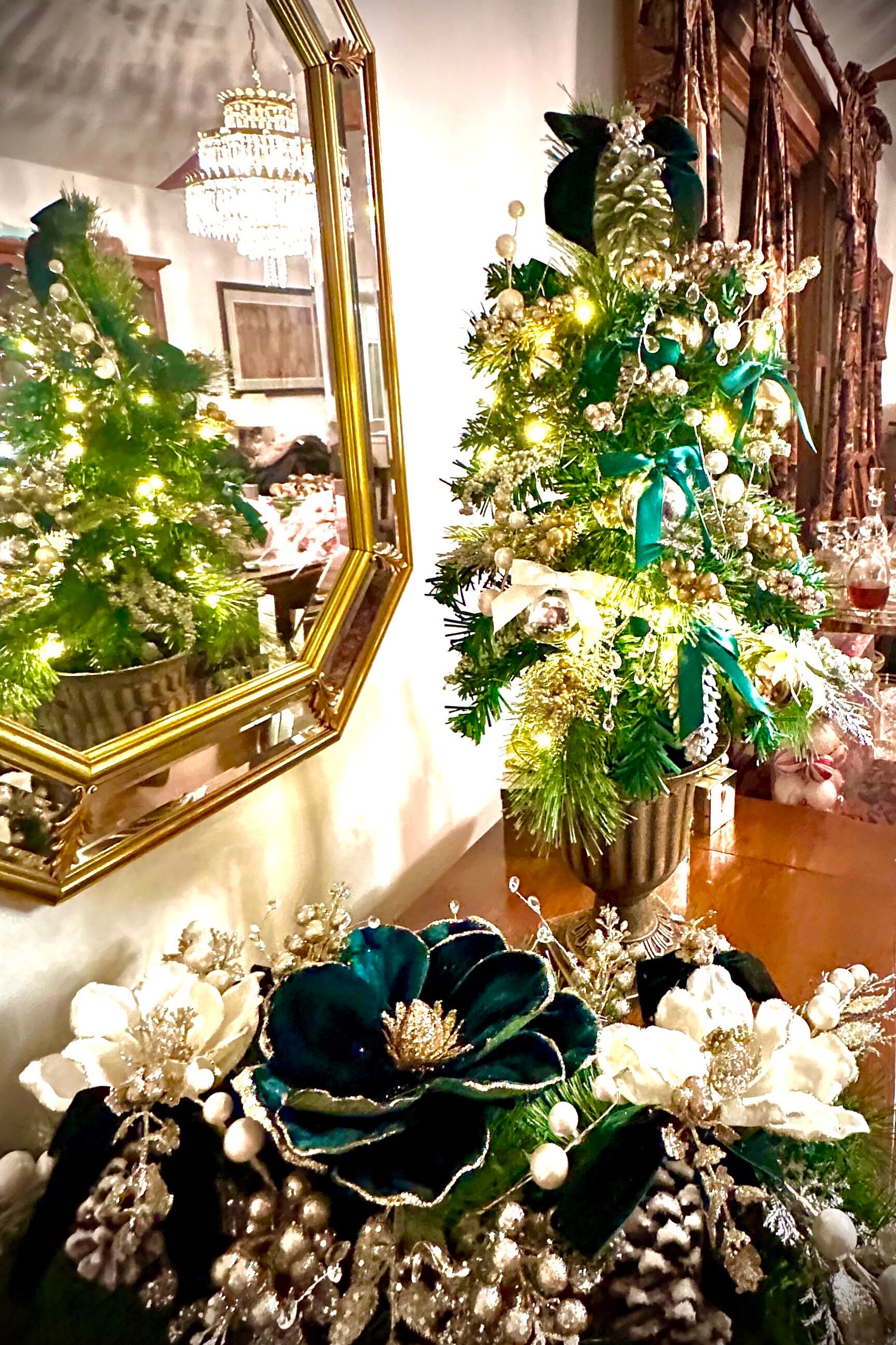 Emerald Green Centerpiece: Emerald Green, White, Platinum, and