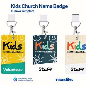 Puede incluir: Tres insignias rectangulares para niños de la iglesia con un clip blanco y un cierre plateado. Las insignias tienen las palabras "Kids Vacation Bible School" y las palabras "Volunteer" o "Staff". Los colores de fondo son amarillo, azul oscuro y beige claro.