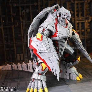 Op de afbeelding: Een grijs en rood robot speelgoed met een dinosaurusachtig ontwerp. De robot heeft vleugels en een lange staart. Het speelgoed is gemaakt van plastic en heeft een gedetailleerd ontwerp.