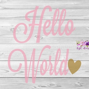 Puede incluir: Texto en cursiva rosa sobre un fondo de madera blanca que dice "Hello World" con un corazón dorado a la derecha de la palabra "World". El texto "bjl designs" está en morado debajo del corazón.