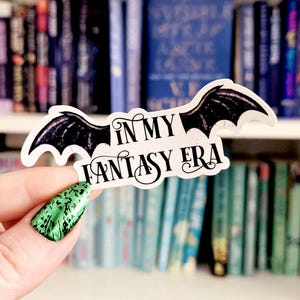 W mojej erze fantasy - naklejki książkowe / booktok / uzależniony od książek / fantazja / czytelnik / wodoodporny | prezenty książkowe / naklejki Kindle / laptop