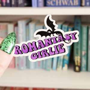 Romantasy girlie - książkowe naklejki / booktok / book addict / whimsy / reader / wodoodporne | książkowe prezenty / romans / fantasy / dragon