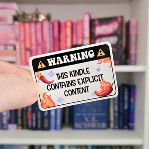 Varning! Denna Kindle innehåller explicit innehåll - bokrelaterade klistermärken | böcker | läsare | vattentålig | bokrelaterade presenter | Kindle-klistermärken