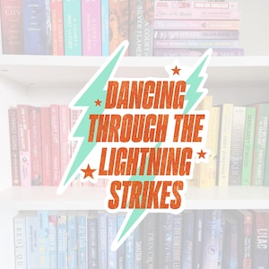 Puede incluir: Una estantería llena de libros coloridos. Un gran gráfico con el texto "DANCING THROUGH THE LIGHTNING STRIKES" en naranja y verde azulado está superpuesto a los libros. Los libros están dispuestos en estantes blancos.