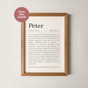 Puede incluir: Un marco de madera que contiene una impresión con el nombre "Peter" en negro. El texto explica el origen y el significado del nombre, así como las cualidades asociadas. Una pegatina redonda en la parte superior izquierda indica "Custom Name Available".