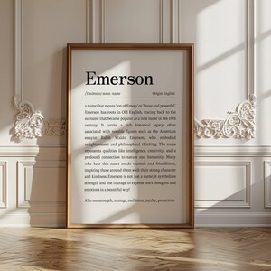 Peut inclure: Impression encadr&eacute;e avec le nom "Emerson" et sa d&eacute;finition, dans un cadre dor&eacute;. Le texte noir sur fond blanc est mis en valeur. L'impression est pr&eacute;sent&eacute;e sur un mur blanc avec des moulures d&eacute;coratives, pour une esth&eacute;tique classique.
