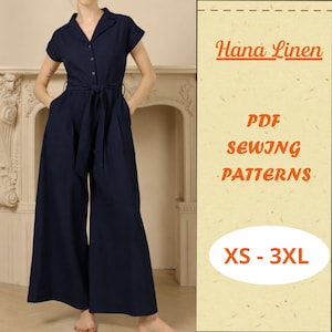 Puede incluir: Un mono azul marino con cuello, mangas cortas y cinturón anudado. El mono tiene perneras anchas y bolsillos. El texto a la derecha dice "Hana Linen PDF Sewing Patterns" y "XS - 3XL".