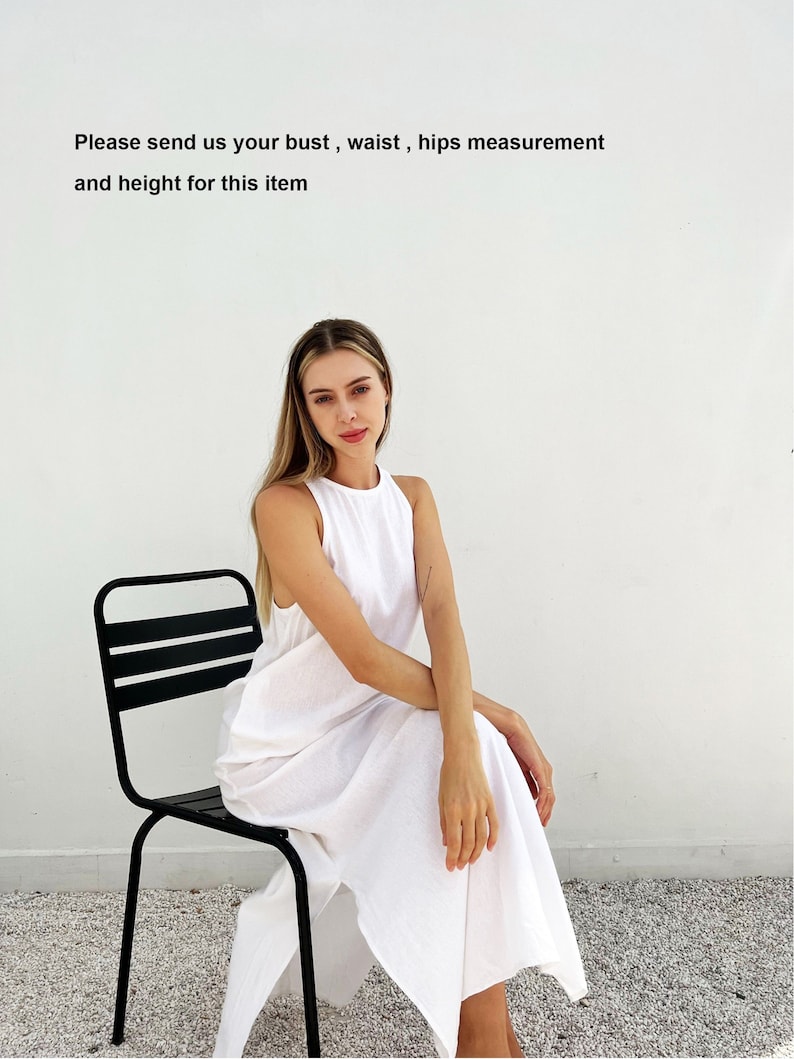 Puede incluir: Una mujer con un vestido blanco sin mangas de largo m&aacute;ximo se sienta en una silla de metal negro. El fondo es una pared blanca con el texto "Por favor, env&iacute;enos su medida de busto, cintura, caderas y altura para este art&iacute;culo."