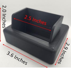 Puede incluir: Caja de almacenamiento de plástico negro con tapa extraíble. La caja mide 9,1 cm por 7,4 cm por 5,1 cm.