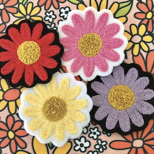 Toppa ricamata termoadesiva con fiore di margherita cucito a catenella - Scegli il tuo colore: rosa, giallo, viola o rosso / Toppa con fiore retrò carino