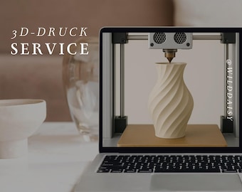 May include: A laptop screen shows a 3D printer constructing a beige, spiral vase. The text "3D-DRUCK SERVICE" is on the left, and "@WILDDAISY" is on the right. The laptop is on a white surface, with a bowl and a glass vase in the background.