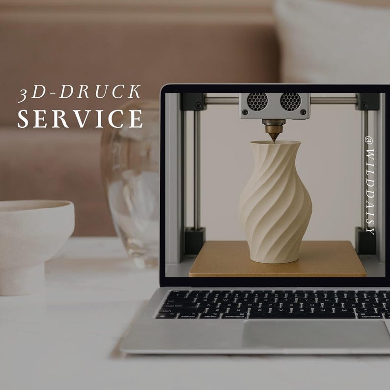 Pode incluir: Um laptop exibe uma impressora 3D criando um vaso bege com um padr&atilde;o em espiral. O texto "3D-DRUCK SERVICE" est&aacute; &agrave; esquerda e "@WILDDAISY" &agrave; direita. O laptop est&aacute; em uma superf&iacute;cie branca, com uma tigela e um vaso de vidro ao fundo.