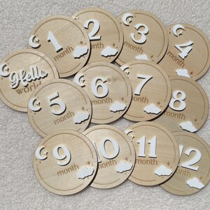 Monatskarten Baby aus Holz – 13-teiliges Set (1–12 Monate + Hello World) – Meilensteinkarten für Babyfotos – Geschenk zur Geburt – Foto Deko