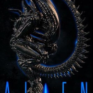 Pode incluir: Escultura met&aacute;lica escura e detalhada de um Xenomorfo Alien. A escultura est&aacute; em uma pose din&acirc;mica, com uma cauda curva formando um halo. A palavra "ALIEN" &eacute; exibida em letras de n&eacute;on azuis na base.