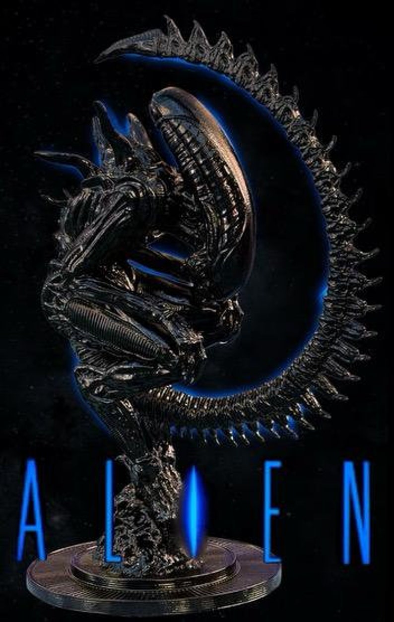 Pode incluir: Escultura met&aacute;lica escura e detalhada de um Xenomorfo Alien. A escultura est&aacute; em uma pose din&acirc;mica, com uma cauda curva formando um halo. A palavra "ALIEN" &eacute; exibida em letras de n&eacute;on azuis na base.