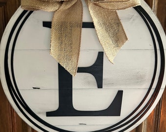 Cartello di benvenuto in legno con fiocco e monogramma iniziale