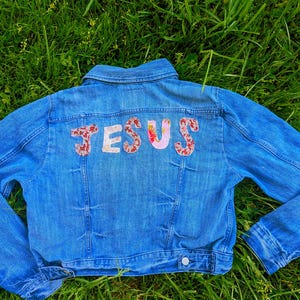 Chaqueta vaquera Levi's reciclada: JESUS con patchwork floral y corte bohemio corto