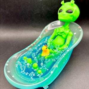 Extraterrestre brillante en la bañera / Decoración divertida para el baño