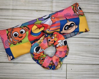 Diadema retorcida con personajes de la infancia, coletero, set combinado, pez naranja, robots, superpoderes.