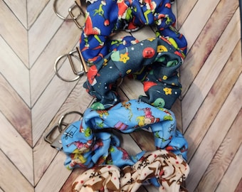 Llavero de tela con coletero hecho a mano: Estampados navideños