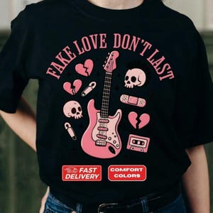Fake Love Don&#39;t Last T-Shirt, MGK Inspired Pink Punk Guitar & Emo Skulls Graphic Tee, Pop Punk Aesthetic Shirt for Alt Girls and Music Fans