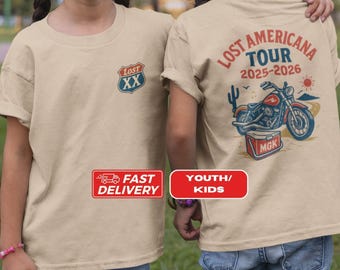 Camiseta juvenil infantil de la gira Lost Americana, camiseta gráfica de MGK, merchandising de conciertos de MGK, camiseta desgastada de MGK American Road Trip, estampado frontal y trasero.