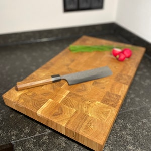 Tagliere in rovere con venature finali Tagliere da cucina Tagliere in rovere con venature finali Tagliere per griglia - Fatto a mano con piedini in alluminio e gomma opzionali
