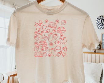 T-shirt fraise, t-shirt livresque, cadeau pour amateur de livres, chemise de lecture, t-shirt livres interdits, chemise bibliothèque florale fraise cottagecore, cadeau enseignant