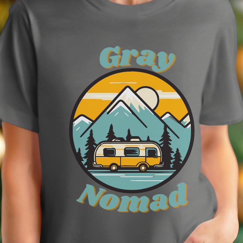 T-shirt nomade gris, camping, cadeau cheveux gris, T-shirt des grands-parents, cadeau grand-mère, chemise voyageur du monde, Grey Pride, chemise nomade vintage, mamie image 1