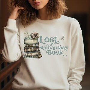 Romantyczna bluza z okrągłym dekoltem z motywem klubu książki, uroczy sweter dla miłośników książek, zagubiony w książce, prezent dla bibliotekarza, romantyczny czytelnik, sweter dla czytelnika, książkowy