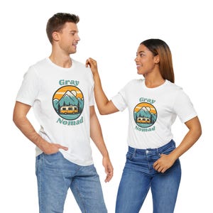 T-shirt nomade gris, camping, cadeau cheveux gris, T-shirt des grands-parents, cadeau grand-mère, chemise voyageur du monde, Grey Pride, chemise nomade vintage, mamie image 6