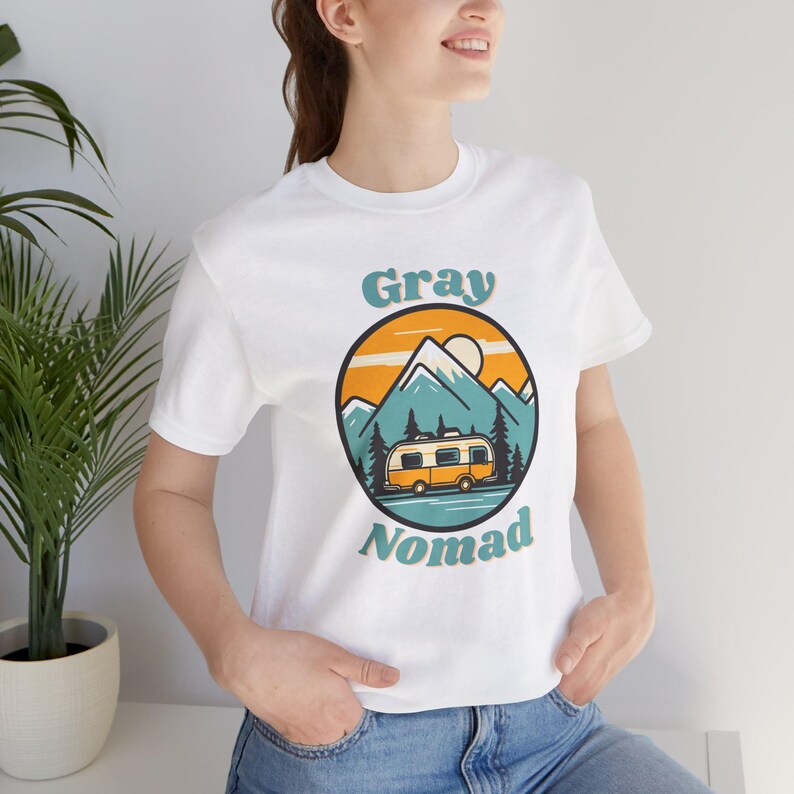 T-shirt nomade gris, camping, cadeau cheveux gris, T-shirt des grands-parents, cadeau grand-mère, chemise voyageur du monde, Grey Pride, chemise nomade vintage, mamie image 5