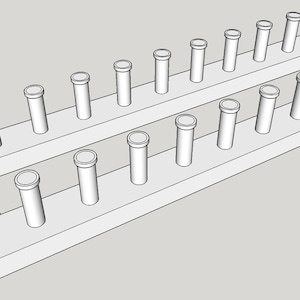 Puede incluir: Un estante de madera blanco con 20 agujeros cilíndricos para sostener tubos de ensayo u otros objetos cilíndricos. El estante está diseñado para sostener dos filas de tubos, con un espacio entre las filas.