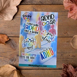 Puede incluir: Una hoja de pegatinas coloridas con texto relacionado con el TDAH y la neurodiversidad. Las pegatinas presentan frases como "Vivo con TDAH como un jefe", "Amo mi mente divergente" y "Neurodiverso es la nueva normalidad".