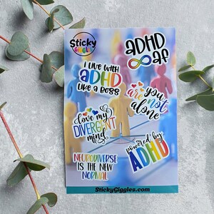 Puede incluir: Una hoja de pegatinas coloridas con frases relacionadas con el TDAH y la neurodiversidad. Las pegatinas incluyen texto como "ADHD AF", "I live with ADHD like a boss" y "Neurodiverse is the new normal". El fondo presenta figuras borrosas.