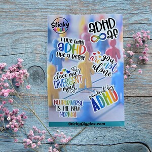 Puede incluir: Una hoja de pegatinas coloridas con frases relacionadas con el TDAH y la neurodiversidad. Las pegatinas presentan textos como "ADHD", "I live with ADHD" y "Neurodiverse is the new normal". El fondo incluye peque&ntilde;as figuras coloridas.