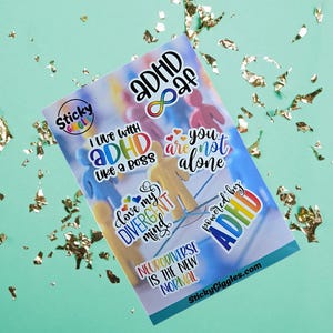 Puede incluir: Una hoja de pegatinas coloridas con texto relacionado con el TDAH y la neurodiversidad. Las pegatinas incluyen frases como "Vivo con TDAH como un jefe" y "Neurodiverso es la nueva normalidad".