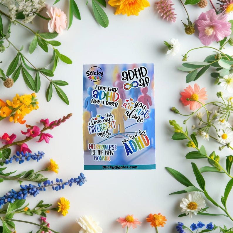 Puede incluir: Una hoja de pegatinas con dise&ntilde;os coloridos con el tema del TDAH y texto, incluyendo frases como "Vivo con TDAH como un jefe" y "Neurodiverso es la nueva normalidad". Las pegatinas presentan varios colores y fuentes, con un fondo de figuras azules y amarillas. Las pegatinas est&aacute;n rodeadas de una variedad de flores.