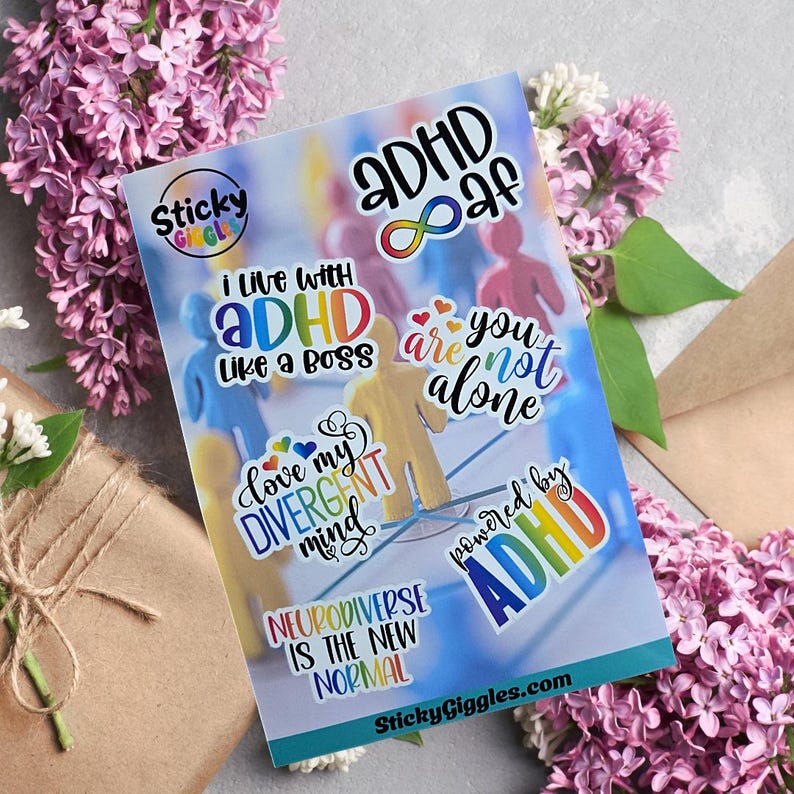 Puede incluir: Una hoja de pegatinas coloridas con frases relacionadas con el TDAH y la neurodiversidad. Las pegatinas presentan textos como "ADHD af", "I live with ADHD like a boss" y "Neurodiverse is the new normal". El fondo incluye peque&ntilde;as figuras humanas de colores.