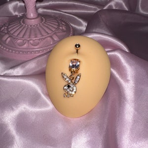 Golden Playbunny Bauchnabelpiercing Bild 2